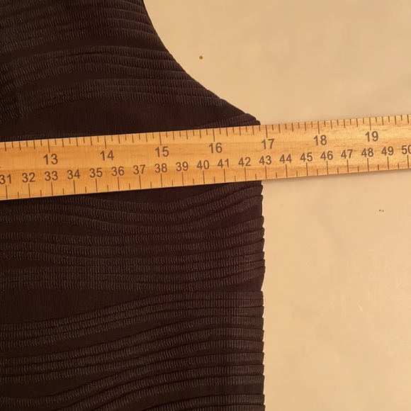 Roz & Ali sleeves less  top , size M, color black. Round neckline. Wavy design - Picture 13 of 16